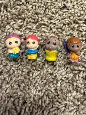 Squinkies 4pc People Girls Mini Figure Lot Colorful Outfits